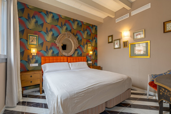 Modernized townhouse with 4 separate apartments and a cozy patio area image 11