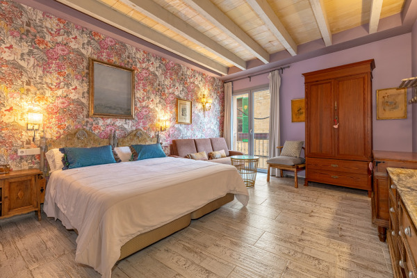 Modernized townhouse with 4 separate apartments and a cozy patio area image 12