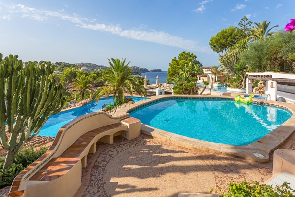 Apartment in a Mediterranean-style complex with direct beach access image 2