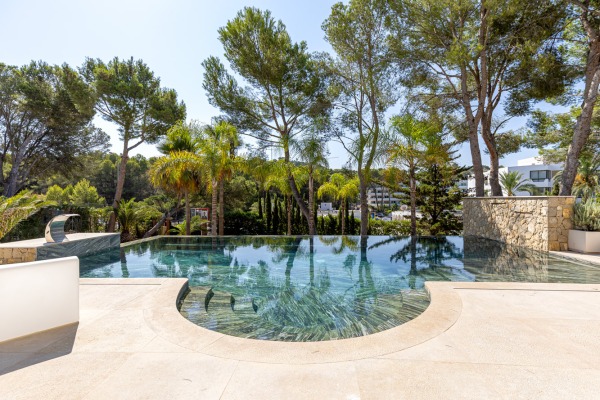 Elegant, modernized south-facing villa close to the beach image 2