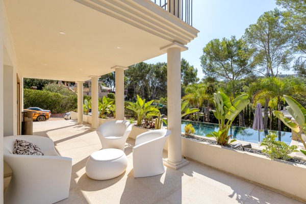 Elegant, modernized south-facing villa close to the beach image 3