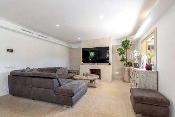 Elegant, modernized south-facing villa close to the beach image 4