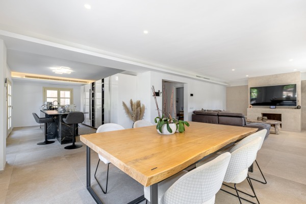 Elegant, modernized south-facing villa close to the beach image 5