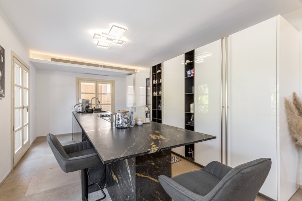 Elegant, modernized south-facing villa close to the beach image 6