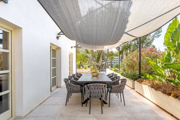 Elegant, modernized south-facing villa close to the beach image 7