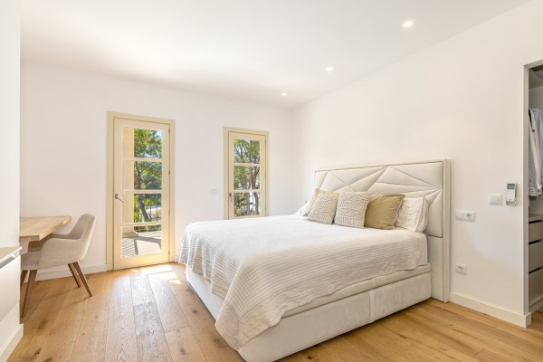 Elegant, modernized south-facing villa close to the beach image 8