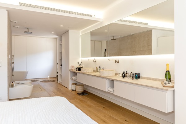 Elegant, modernized south-facing villa close to the beach image 9