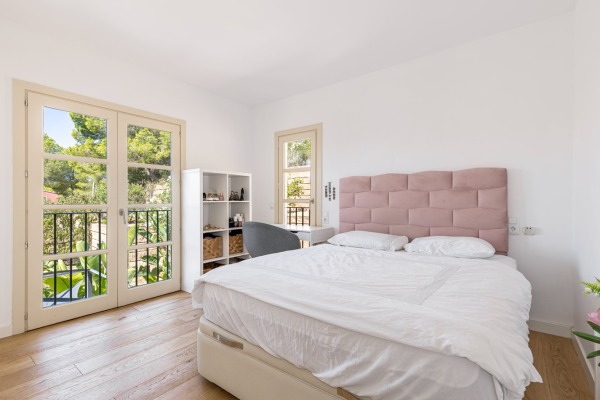 Elegant, modernized south-facing villa close to the beach image 10