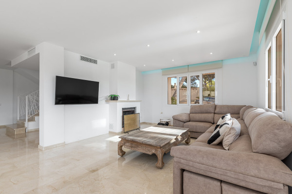 Renovated villa with holiday rental license and saltwater infinity pool image 4