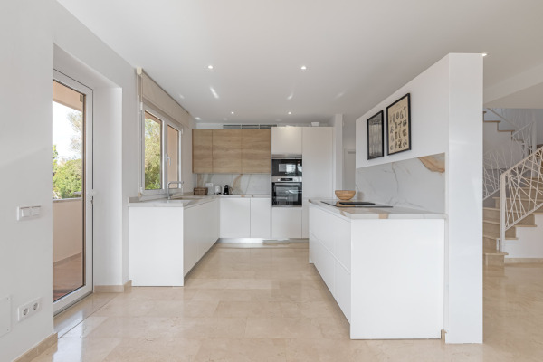 Renovated villa with holiday rental license and saltwater infinity pool image 6