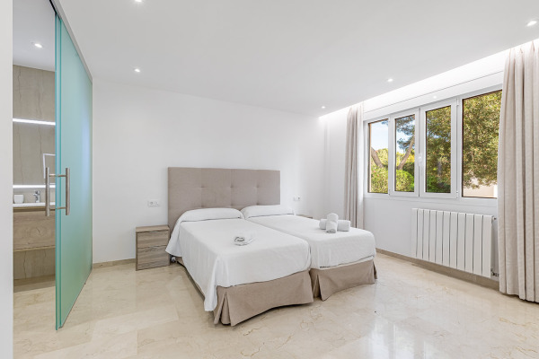 Renovated villa with holiday rental license and saltwater infinity pool image 8