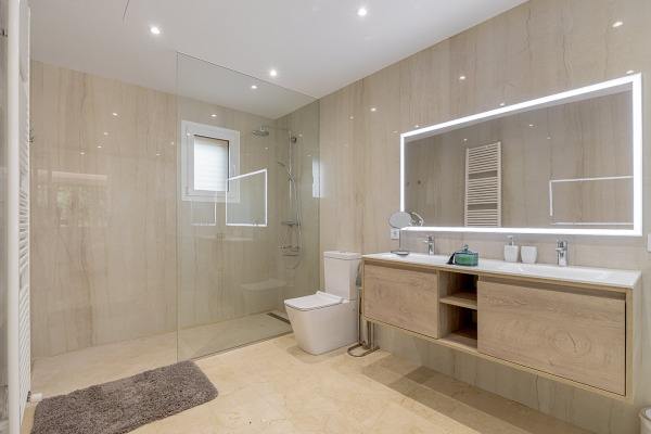 Renovated villa with holiday rental license and saltwater infinity pool image 9