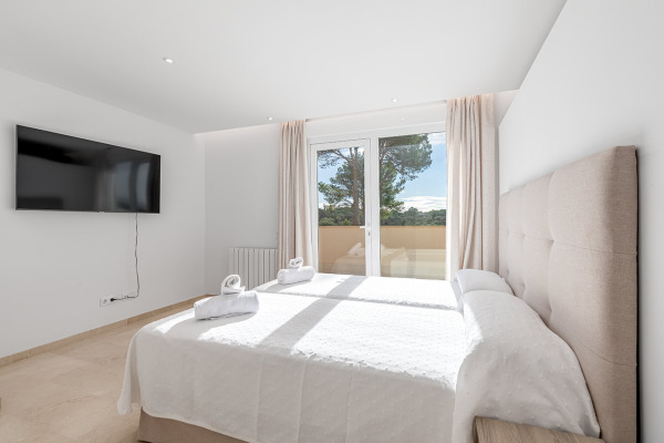 Renovated villa with holiday rental license and saltwater infinity pool image 10