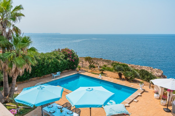 Renovated villa in a unique location right by the sea on the cliffs image 2