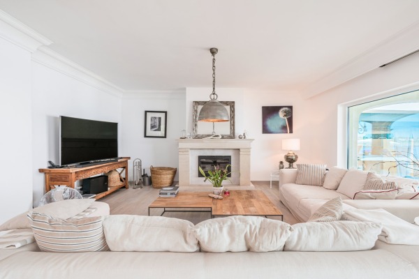 Renovated villa in a unique location right by the sea on the cliffs image 5