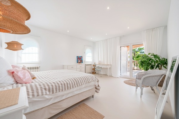 Renovated villa in a unique location right by the sea on the cliffs image 8