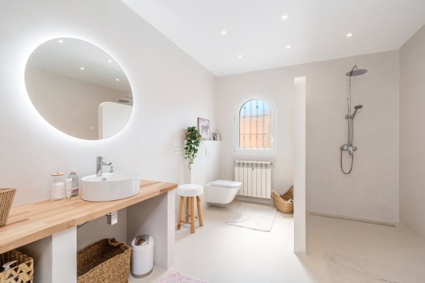 Renovated villa in a unique location right by the sea on the cliffs image 9