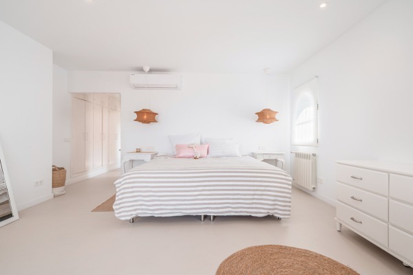 Renovated villa in a unique location right by the sea on the cliffs image 10