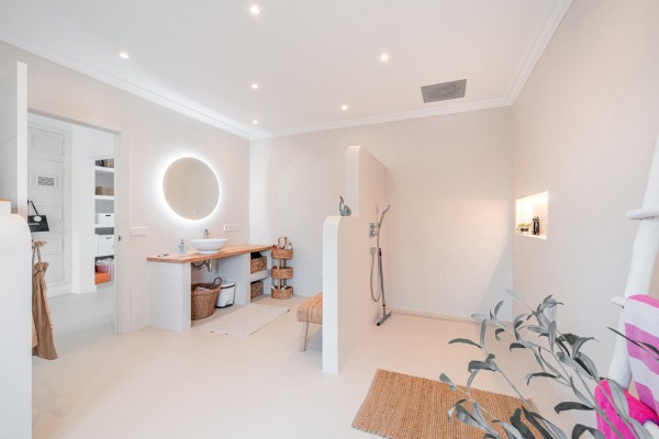 Renovated villa in a unique location right by the sea on the cliffs image 12