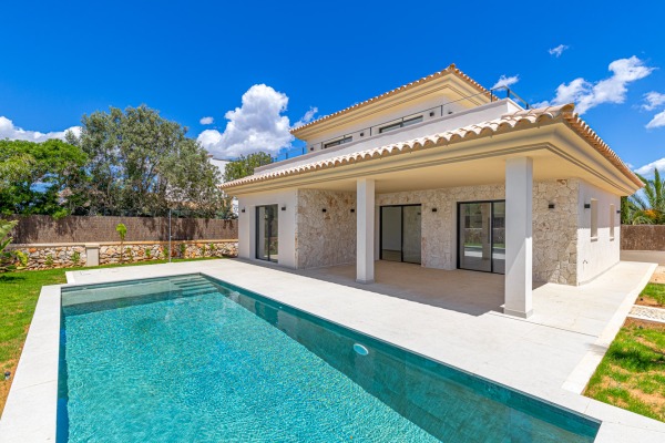 New Mediterranean-style villa with a large rooftop terrace in Cala Llombards