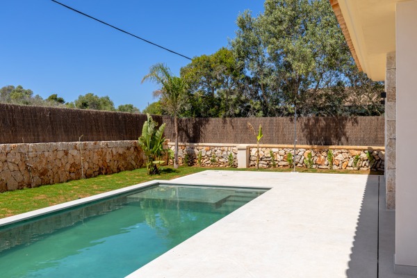 New Mediterranean-style villa with a large rooftop terrace in Cala Llombards image 2
