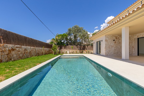 New Mediterranean-style villa with a large rooftop terrace in Cala Llombards image 3