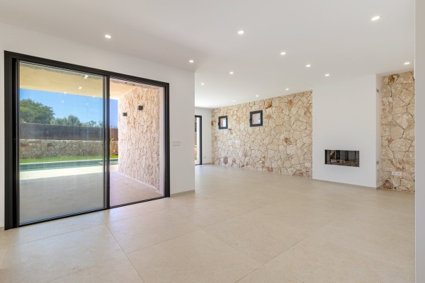 New Mediterranean-style villa with a large rooftop terrace in Cala Llombards image 7