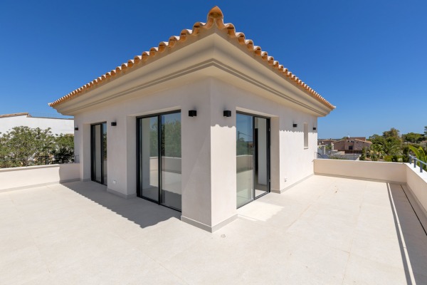New Mediterranean-style villa with a large rooftop terrace in Cala Llombards image 11