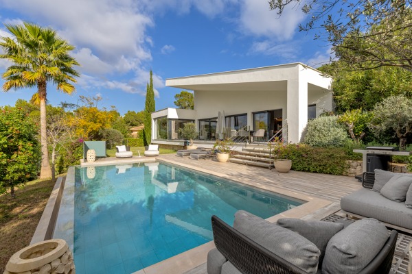 Modern villa with stunning views on a slight slope in Cala Vinyas image 3