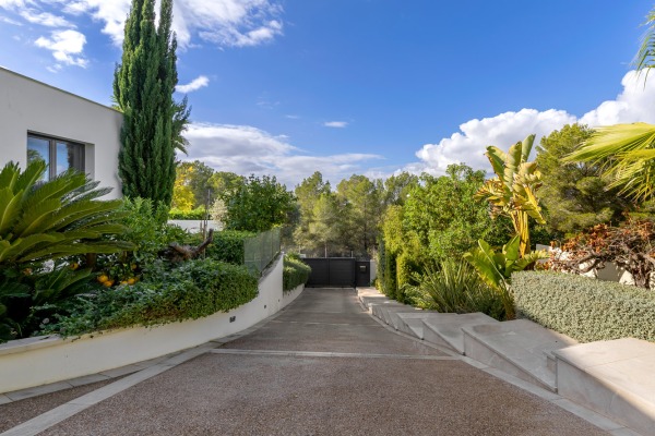 Modern villa with stunning views on a slight slope in Cala Vinyas image 12