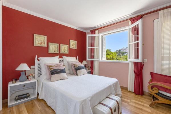 South-east facing sea view apartment for modernization image 8