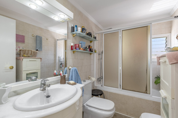 South-east facing sea view apartment for modernization image 9