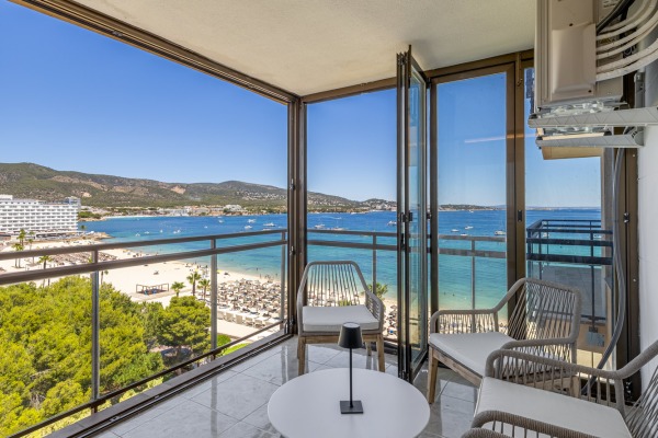 High-quality renovated apartment right on the beach in Palmanova