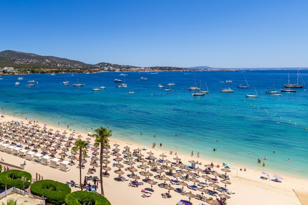 High-quality renovated apartment right on the beach in Palmanova image 2