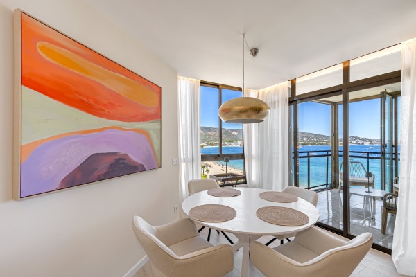 High-quality renovated apartment right on the beach in Palmanova image 5