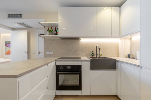 High-quality renovated apartment right on the beach in Palmanova image 6