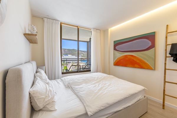 High-quality renovated apartment right on the beach in Palmanova image 8