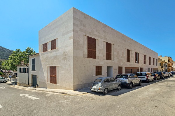 Modern, newly built terraced house in a central location in Andratx