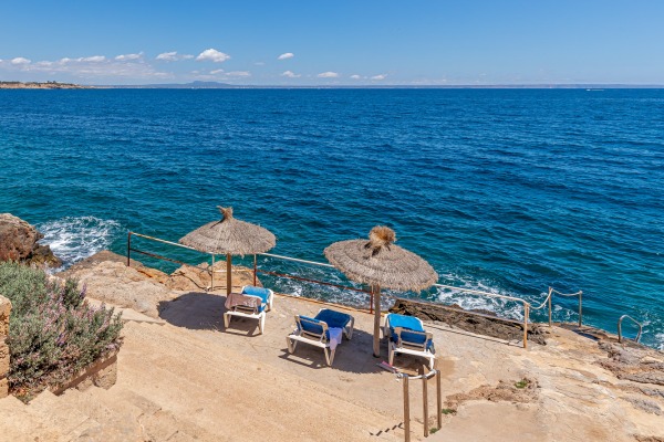 Apartment in popular residential complex right by the sea in Illetas