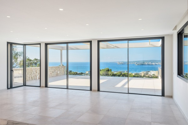 Elegant luxury villa in a privileged location with impressive sea views image 2