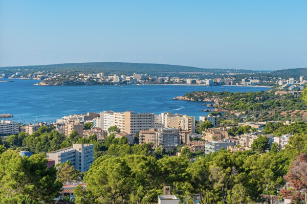 Elegant luxury villa in a privileged location with impressive sea views image 3