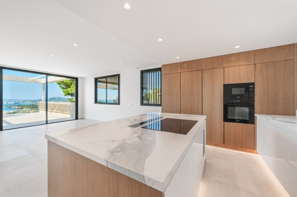 Elegant luxury villa in a privileged location with impressive sea views image 4