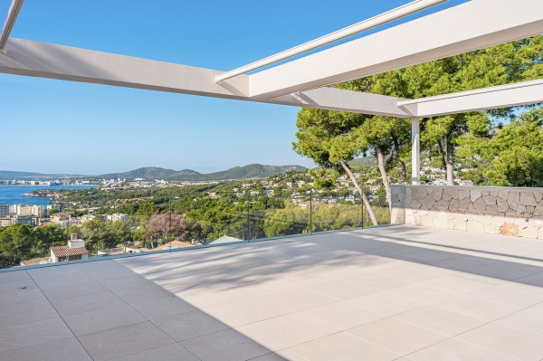 Elegant luxury villa in a privileged location with impressive sea views image 6