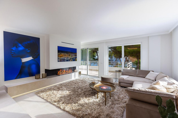 High quality modernized penthouse in an exclusive seafront complex image 2