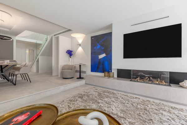 High quality modernized penthouse in an exclusive seafront complex image 3