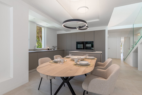 High quality modernized penthouse in an exclusive seafront complex image 4