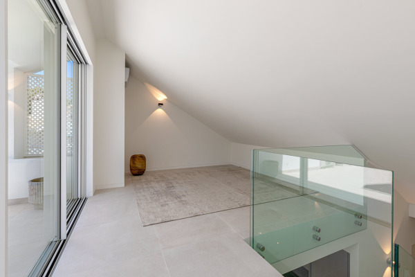 High quality modernized penthouse in an exclusive seafront complex image 6