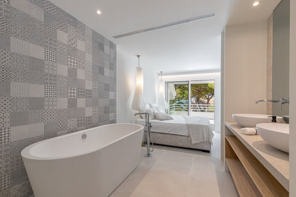 High quality modernized penthouse in an exclusive seafront complex image 9