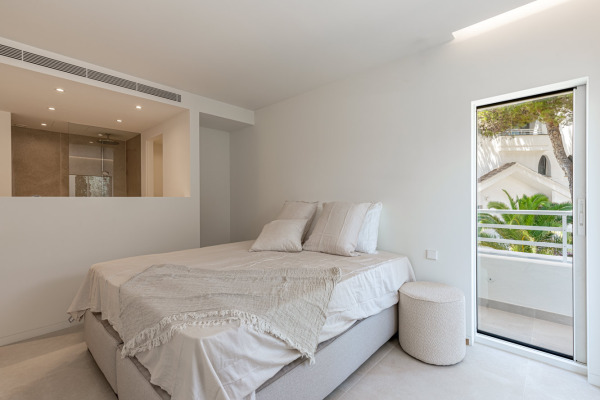 High quality modernized penthouse in an exclusive seafront complex image 10