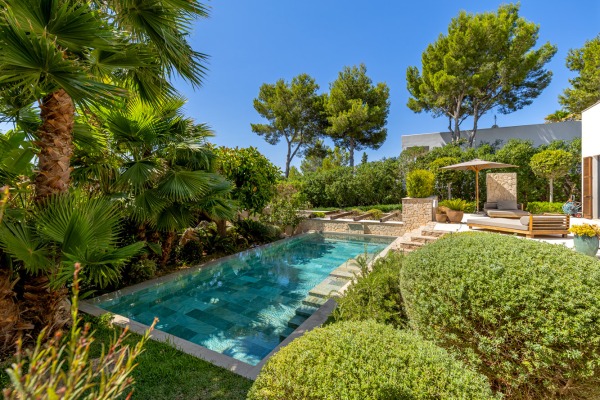 Modern luxury villa with sea views and state-of-the-art facilities image 2